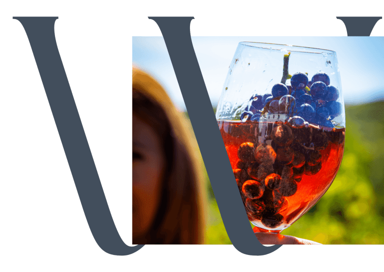 A CEO da Wine Crush segura um copo de vinho com uvas dentro, simbolizando a ligação entre tradição e inovação no setor vinícola.