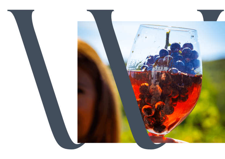 A CEO da Wine Crush segura um copo de vinho com uvas dentro, simbolizando a ligação entre tradição e inovação no setor vinícola.
