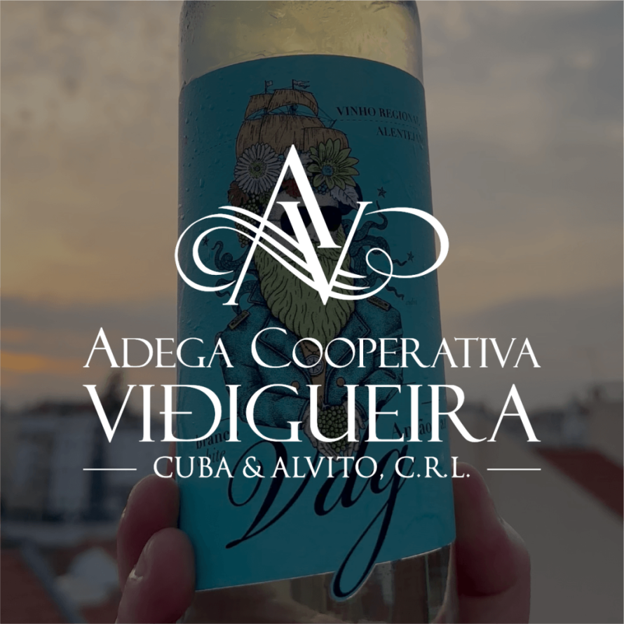 Garrafa de Vinho Regional Alentejano da Adega Cooperativa de Vidigueira, Cuba & Alvito, exibida ao pôr do sol com o logótipo sobreposto
