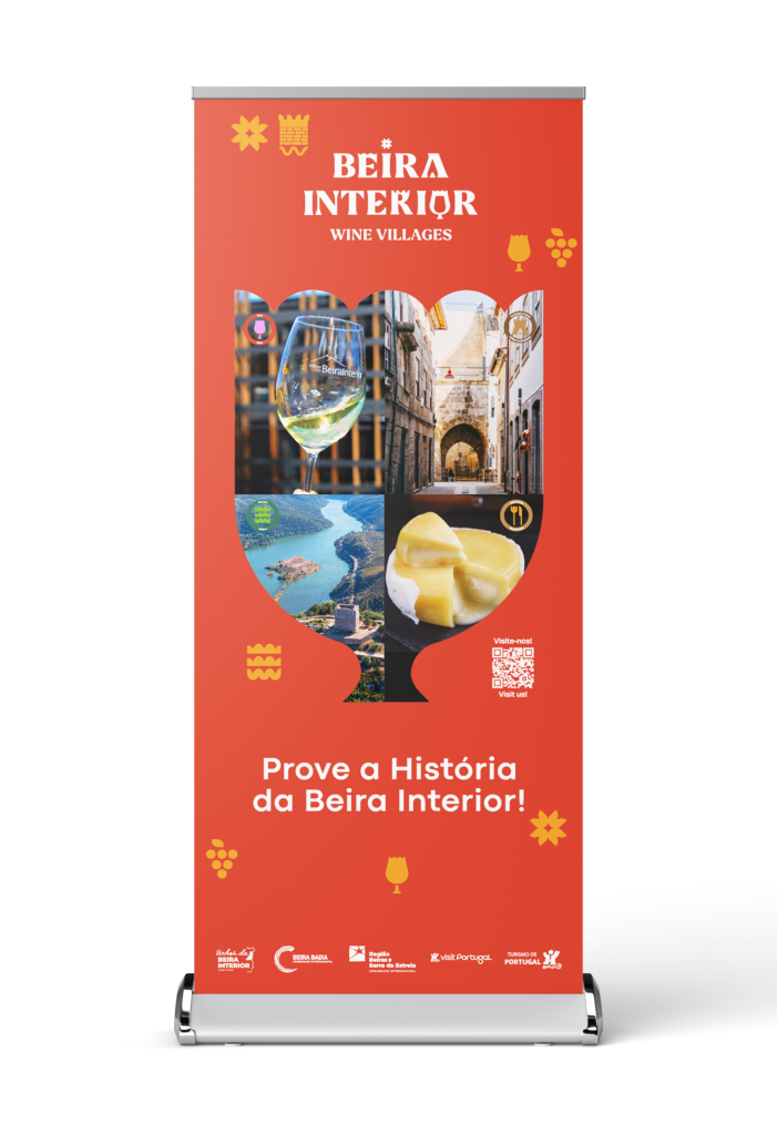 Um banner rollup vermelho-alaranjado com um gráfico em forma de taça de vinho com fotos de vinho, arquitetura, rio com castelo e queijo, e o slogan 'Prove a História da Beira Interior!'.