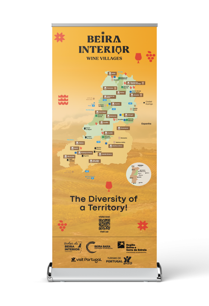 Um banner rollup amarelo-mostarda com um mapa detalhado da região da Beira Interior em Portugal, marcando as aldeias e vinhas, com o slogan 'The Diversity of a Territory!