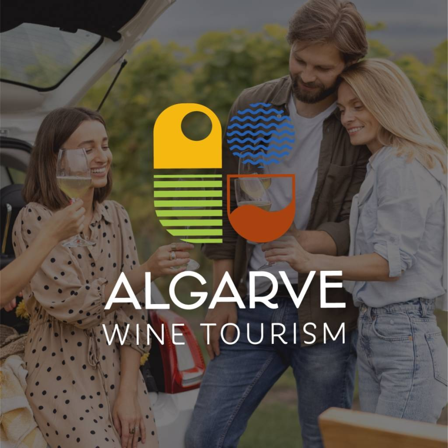 Thumbnail representativo do projeto Algarve Wine Tourism - o rebranding da Rota de Vinhos do Algarve. No primeiro plano, o logótipo inspirado num brasão com elementos que representam o sol, o mar, a natureza e o vinho. No fundo, um grupo de amigos brinda com copos de vinho num ambiente descontraído entre vinhas.