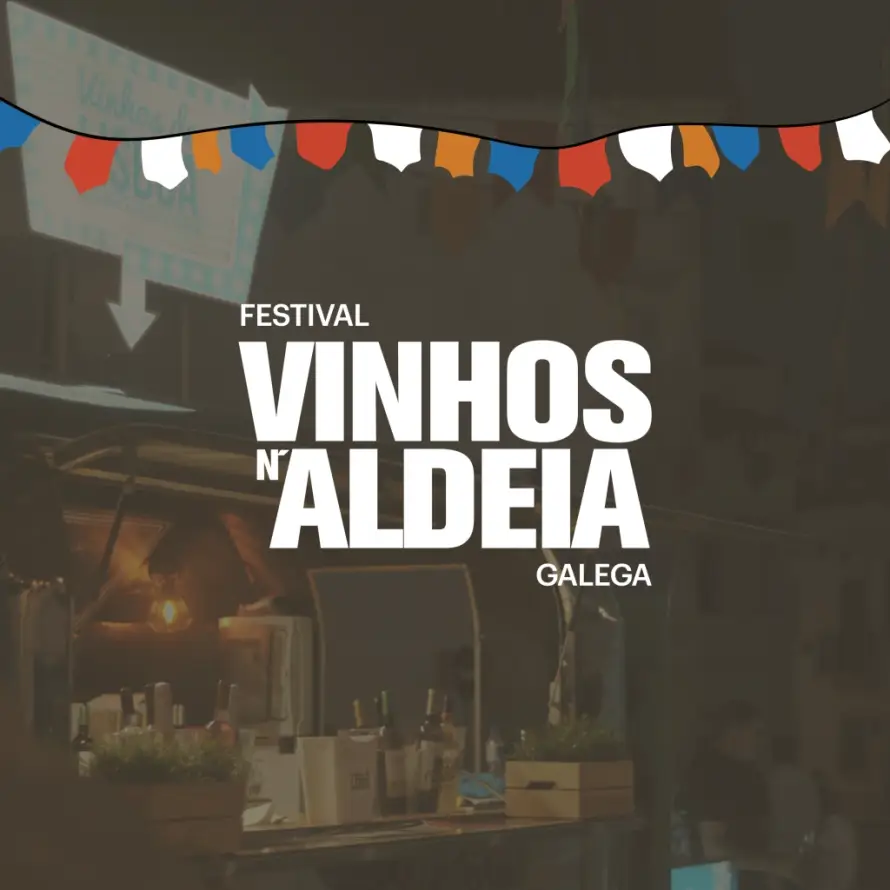 Ambiente festivo com bandeiras coloridas e um balcão de vinhos no Festival Vinhos n'Aldeia.