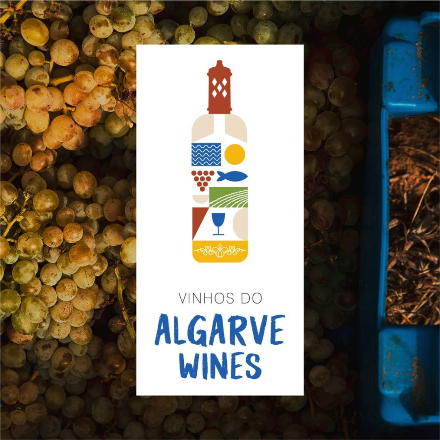 Logótipo ilustrado dos Vinhos do Algarve Wines com garrafa colorida representando mar, sol e vinha, sobre fundo de cachos de uvas brancas na vindima