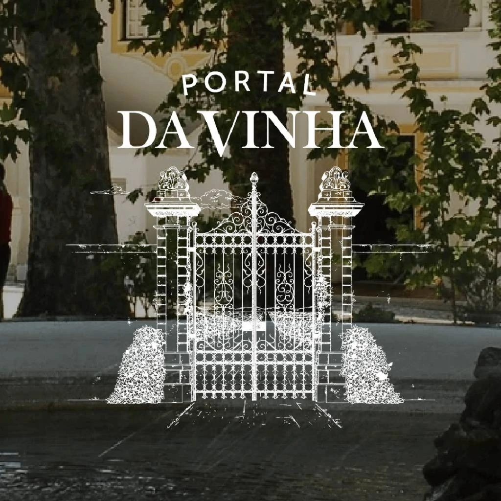 Desenho artístico de um portal de ferro forjado antigo, com a inscrição "Portal da Vinha" sobre fundo de jardim.