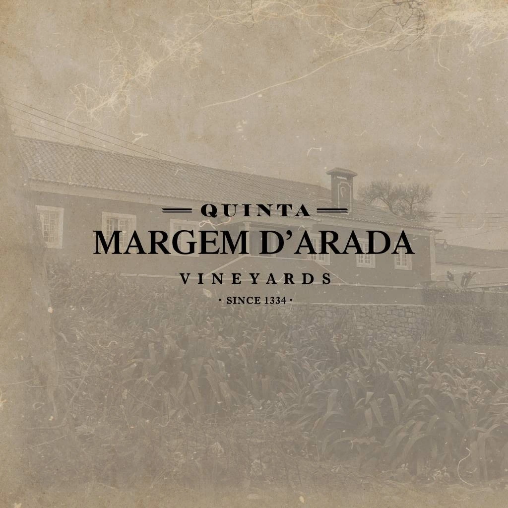Fachada da Quinta Margem d'Arada com filtro vintage e inscrição "Since 1334".