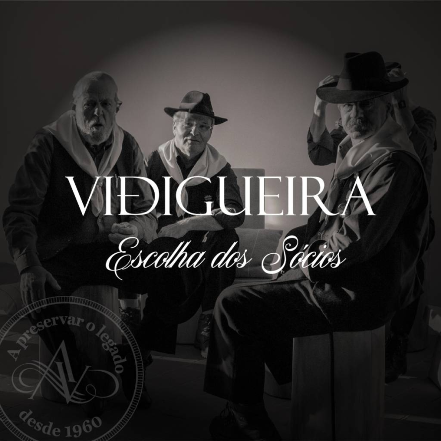 Três homens idosos de chapéu, sentados, em fotografia a preto e branco com o texto "Vidigueira - Escolha dos Sócios".