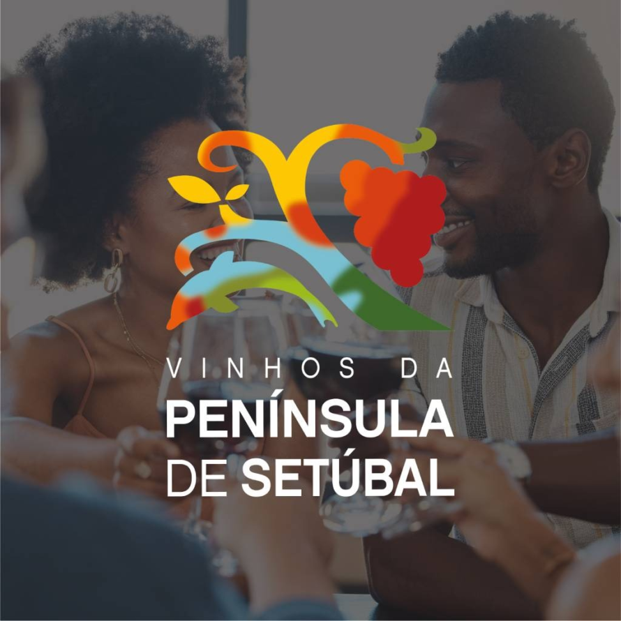 Casal jovem angolano a brindar com vinho tinto em convívio com amigos, com o logótipo sobreposto da campanha de promoção dos Vinhos da Península de Setúbal para o mercado de Angola.